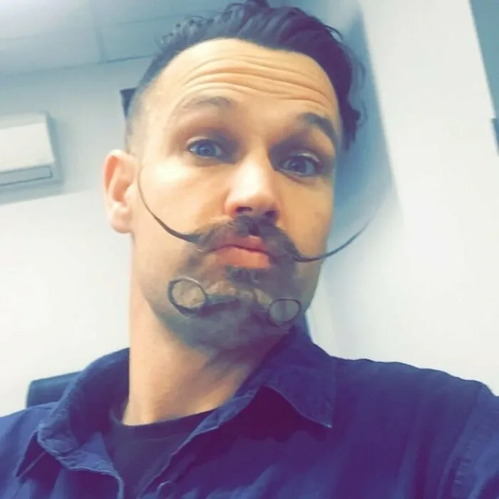 30 Hombres que decidieron probar la tendencia del "doble bigote" y obtuvieron resultados ridículos