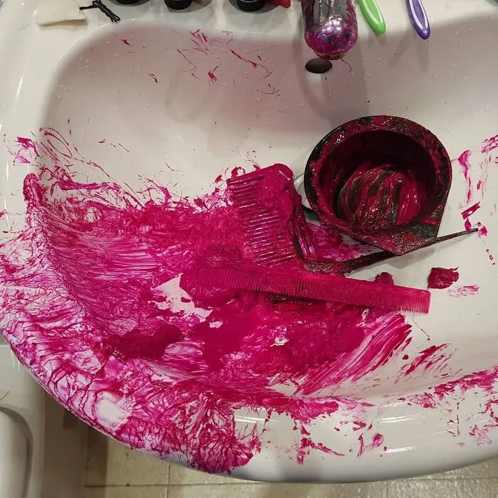 Cuando tiñes una peluca nueva y parece que Barbie acaba de ser asesinada en tu fregadero