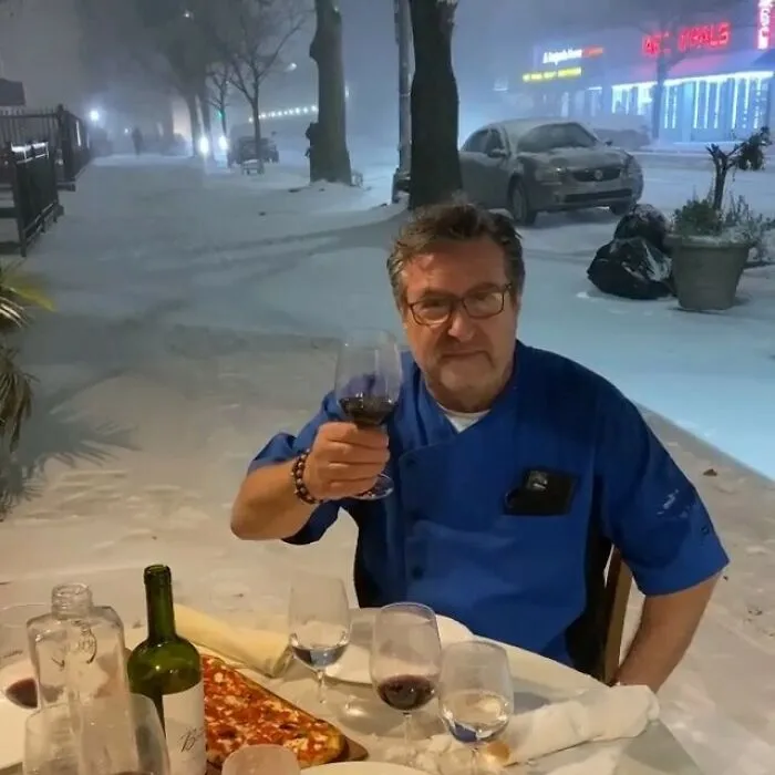 Anoche cerraron todos los lugares de comidas, por lo que Rocco, dueño de @trattoria_lincontro, organizó una cena con sus empleados para hacerle frente a la tormenta que afectó a tres estados