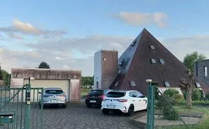 Belgian Guy Documents Ugly Houses He Sees And They're So Bad, It's Hilarious (30 New Pics)
