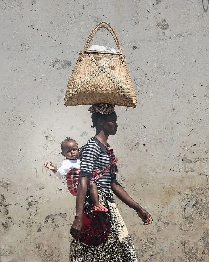 106 Photos To Show Everyday Life And Hardships Of Mozambican People By Grégory Escande
