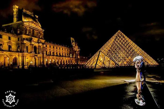 Romantic Couple In Paris By Eduardo Blanco