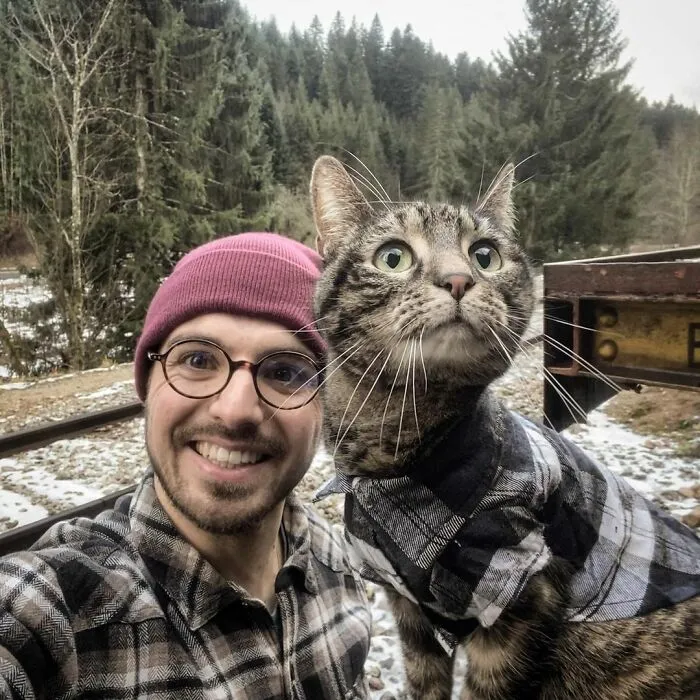 Este hombre lleva a su gato a todas partes y juntos viven grandes aventuras (30 fotos)
