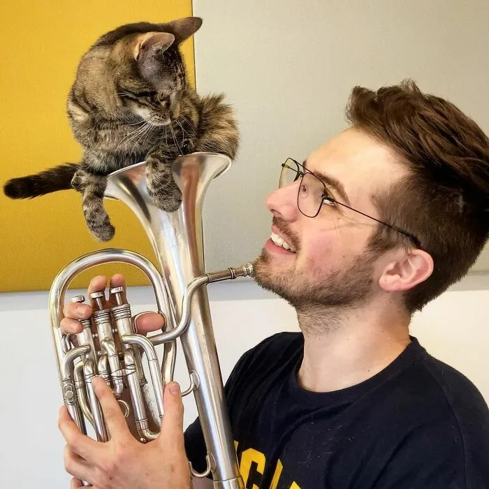 Este hombre lleva a su gato a todas partes y juntos viven grandes aventuras (30 fotos)