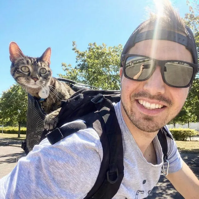Este hombre lleva a su gato a todas partes y juntos viven grandes aventuras (30 fotos)