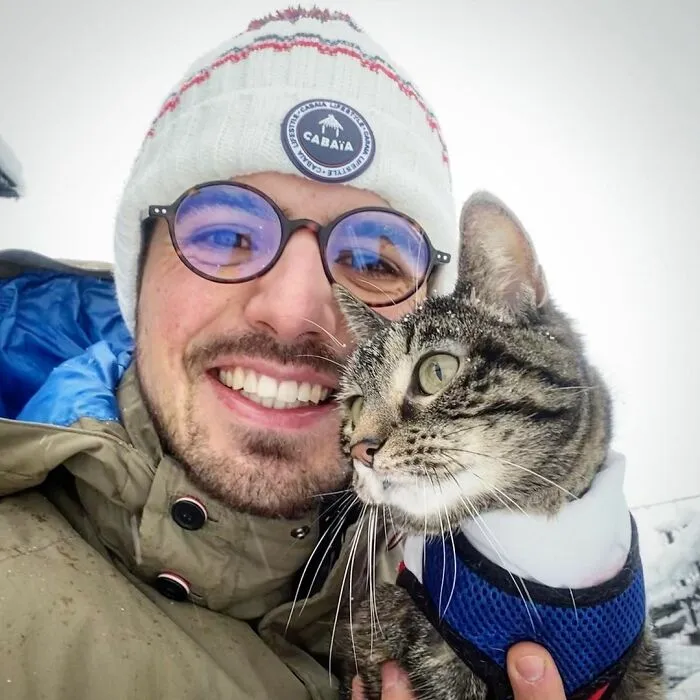 Este hombre lleva a su gato a todas partes y juntos viven grandes aventuras (30 fotos)