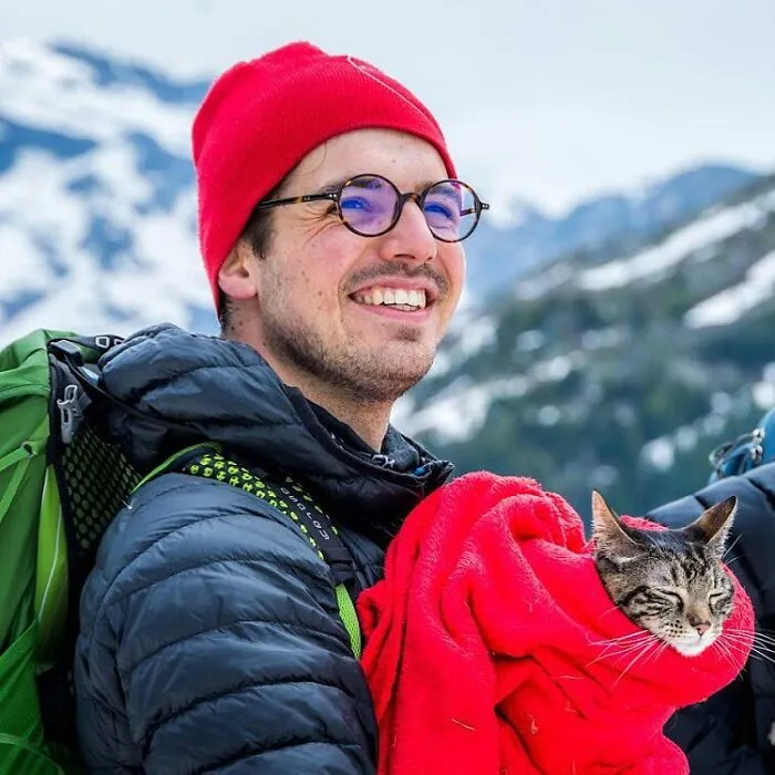 Este hombre lleva a su gato a todas partes y juntos viven grandes aventuras (30 fotos)