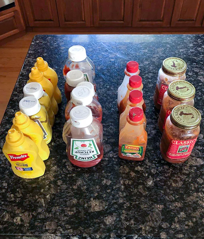 La cantidad de botellas medio vacías en el refrigerador de mis padres