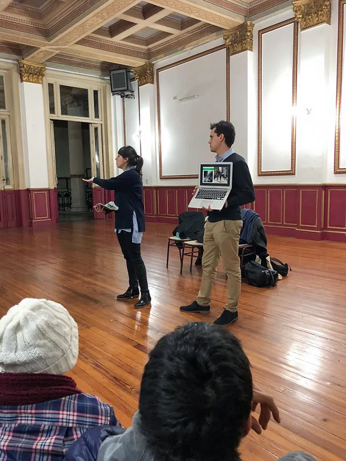 Dar una presentación a 100 personas en su laptop