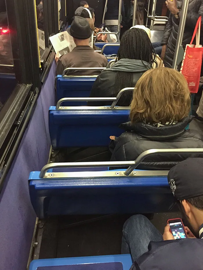 La gente que bloquea los asientos de las ventanas en el transporte público