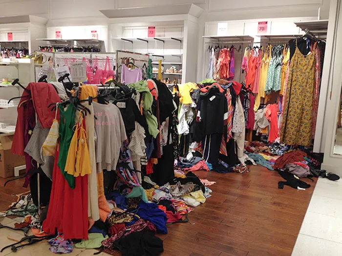 70% Off Sales, People Touch Clothes And Throw Them On The Floor
