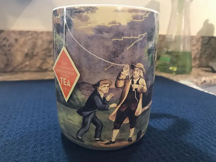 Esta taza de Benjamin Franklin que acabo de recibir tiene una ranura para que el extremo de la bolsa de té sea la cometa