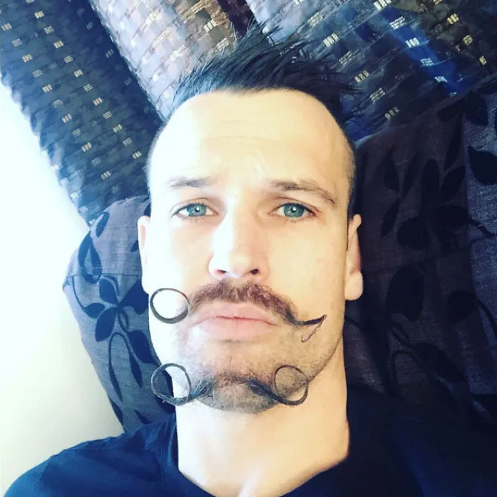 30 Hombres que decidieron probar la tendencia del "doble bigote" y obtuvieron resultados ridículos