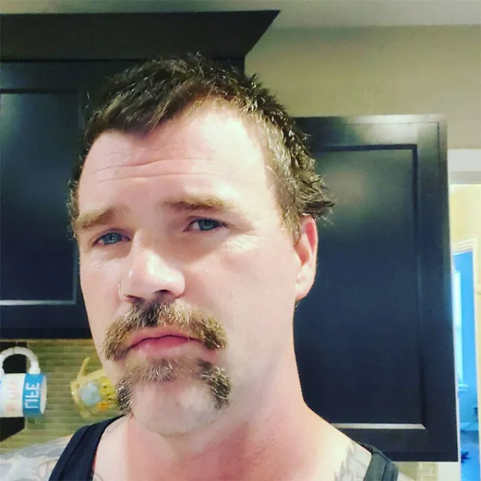 30 Hombres que decidieron probar la tendencia del "doble bigote" y obtuvieron resultados ridículos
