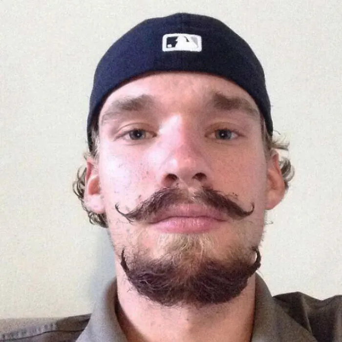 30 Hombres que decidieron probar la tendencia del "doble bigote" y obtuvieron resultados ridículos