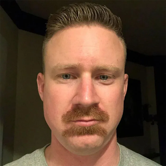 30 Hombres que decidieron probar la tendencia del "doble bigote" y obtuvieron resultados ridículos