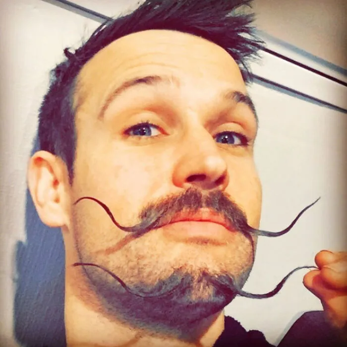 30 Hombres que decidieron probar la tendencia del "doble bigote" y obtuvieron resultados ridículos