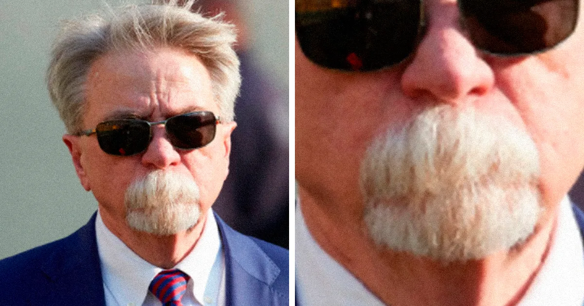 30 Hombres que decidieron probar la tendencia del "doble bigote" y obtuvieron resultados ridículos