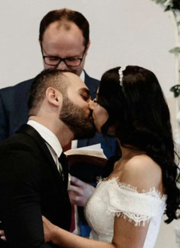 Me avergüenzo un poco de la boda... Personalmente recomendaría pedirle a su pastor/celebrante que se haga a un lado cuando el beso tenga lugar. Todo es una preferencia personal, por supuesto