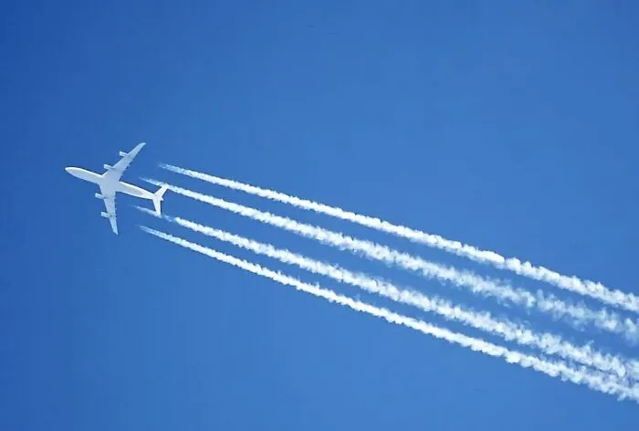 Las estelas químicas son causadas por el escape caliente de los aviones que se congela rápidamente en la fría atmósfera superior
