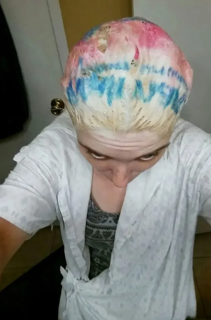 Alguien usó una bolsa de plástico de Walmart para mantener el calor mientras se decoloraba el cabello... con resultados predecibles