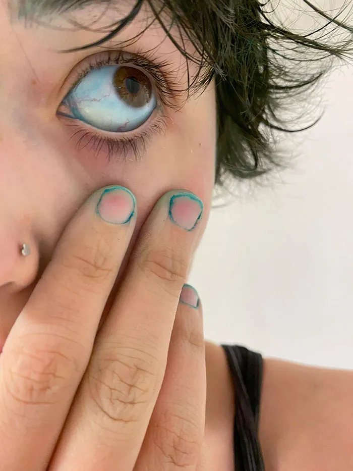 Tinté todo excepto mi cabello. Incluyendo mi lengua, mis uñas y mis córneas