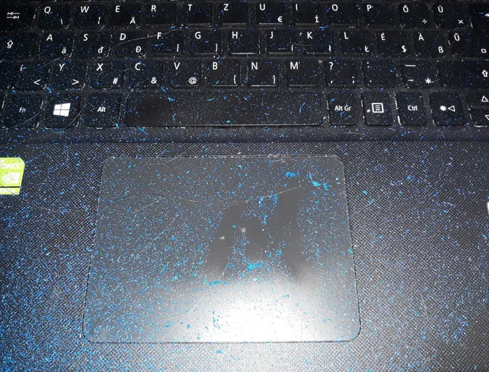 ¿Qué puede salir mal si tiño mi cabello frente a la computadora portátil?