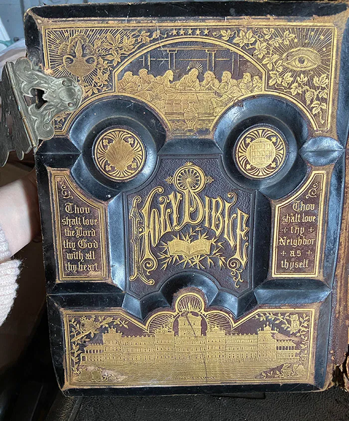 Encontramos esta antigua Biblia en el garaje de mis padres. Fechada en 1881. Pensé que tal vez ustedes podrían encontrarlo interesante también