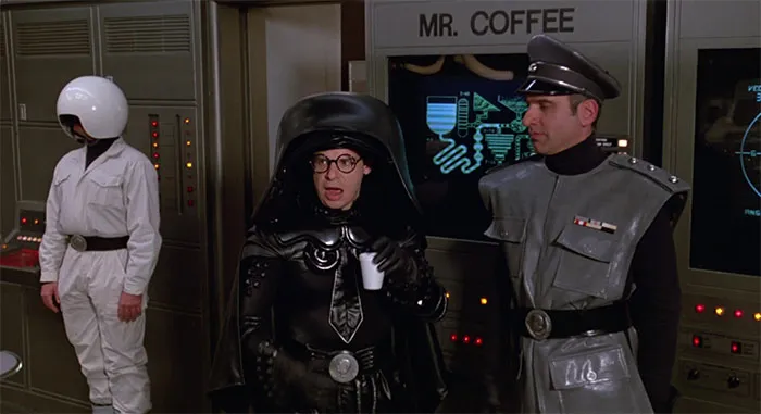 En Spaceballs: La Loca Historia de las Galaxias (1987), Dark Helmet bebe de un vaso de espuma de poliestireno porque los miembros del equipo los dejaban por el plató. Así que Mel Brooks decidió hacerlos parte del universo