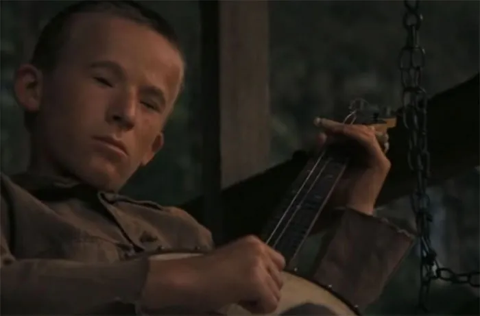En Defensa (1972), durante la escena del "duelo de banjos", Billy Redden, que interpretaba al joven local que tocaba el banjo, no sabía tocarlo. Para que pareciera auténtico, un experto intérprete de banjo se escondió detrás y tocó los acordes con su brazo izquierdo en la manga de Redden, mientras éste punteaba con el derecho