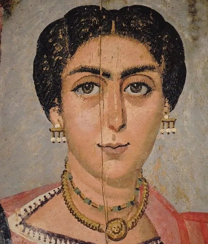 14 "Obscure Beauty Trends" Throughout History That Sound So Bizarre Now