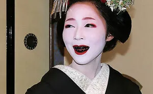 14 "Obscure Beauty Trends" Throughout History That Sound So Bizarre Now