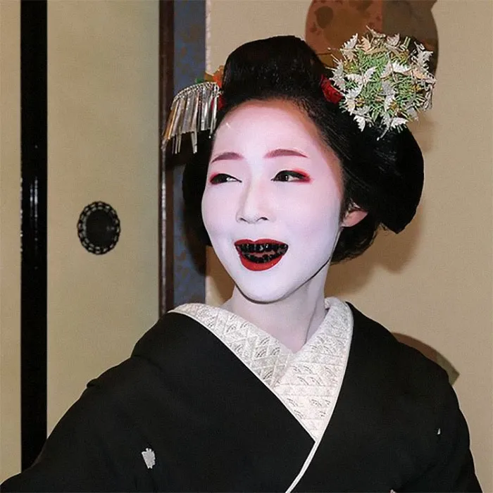 14 "Obscure Beauty Trends" Throughout History That Sound So Bizarre Now