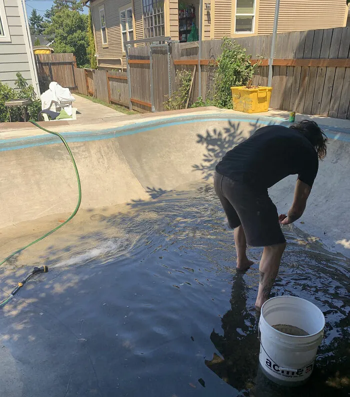 Hace tanto calor en Portland que mi tío y yo llenamos su zona de patinaje con agua de la manguera