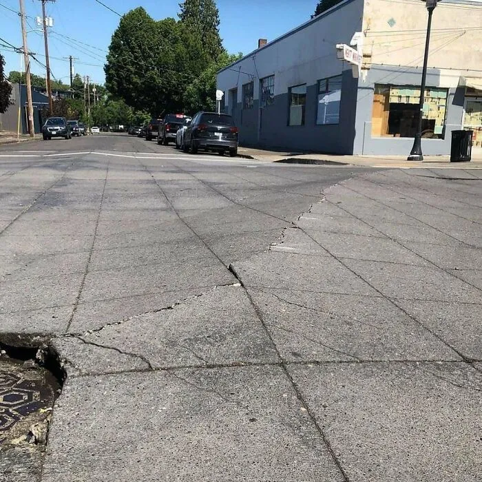 Hoy hizo tanto calor en Portland que la calle Denver se dobló