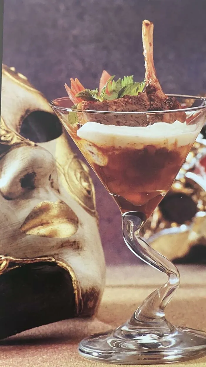 ¿Alguien quiere una chuleta de cordero tandoori con chutney de mango en un vaso? Tomado de un libro llamado Cocina Afrodisíaca...