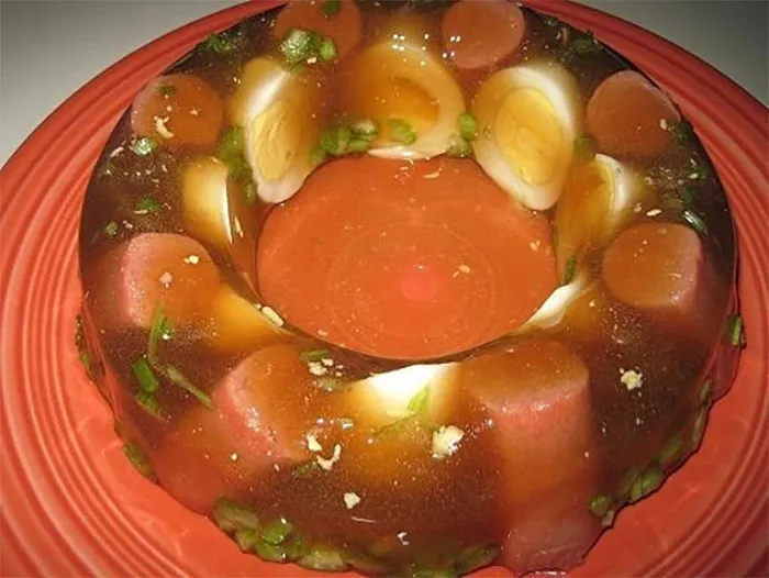 Caldo en gelatina con salchichas