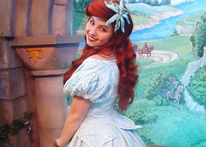 22 Secretos laborales muy jugosos compartidos por ex-empleados de parques temáticos de Disney