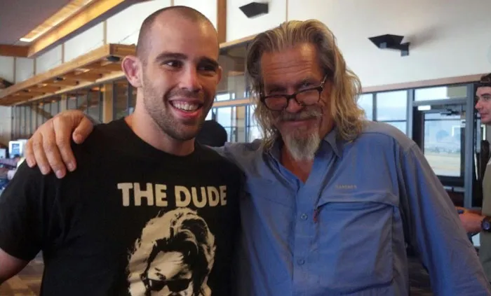Mi amigo conoció a este caballero [Jeff Bridges] en el aeropuerto de Gallatin Field (Montana, EE.UU.) De casualidad tenía puesta esta remera