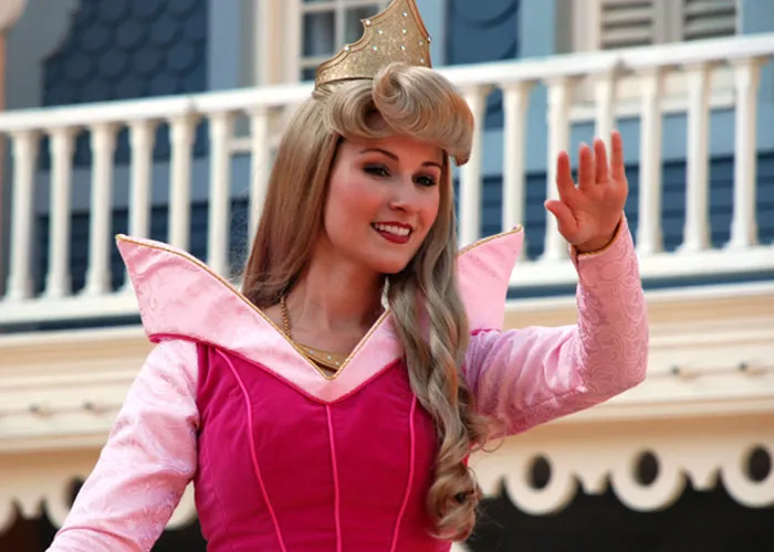 22 Secretos laborales muy jugosos compartidos por ex-empleados de parques temáticos de Disney