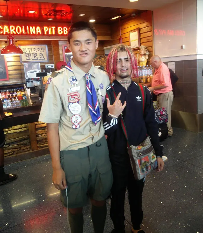 De camino al campamento de los Boy Scouts me crucé con Lil Pump. Estaba tan drogado que pensó que yo era militar.