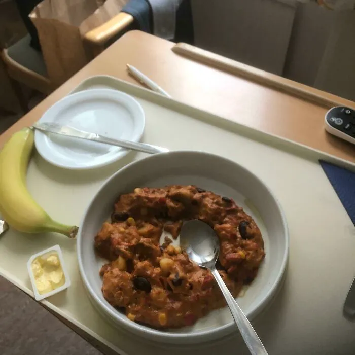 Tercera semana de vivir con comida hospitalaria vegana y he perdido 10 kg. No tengo ni idea de qué es esto