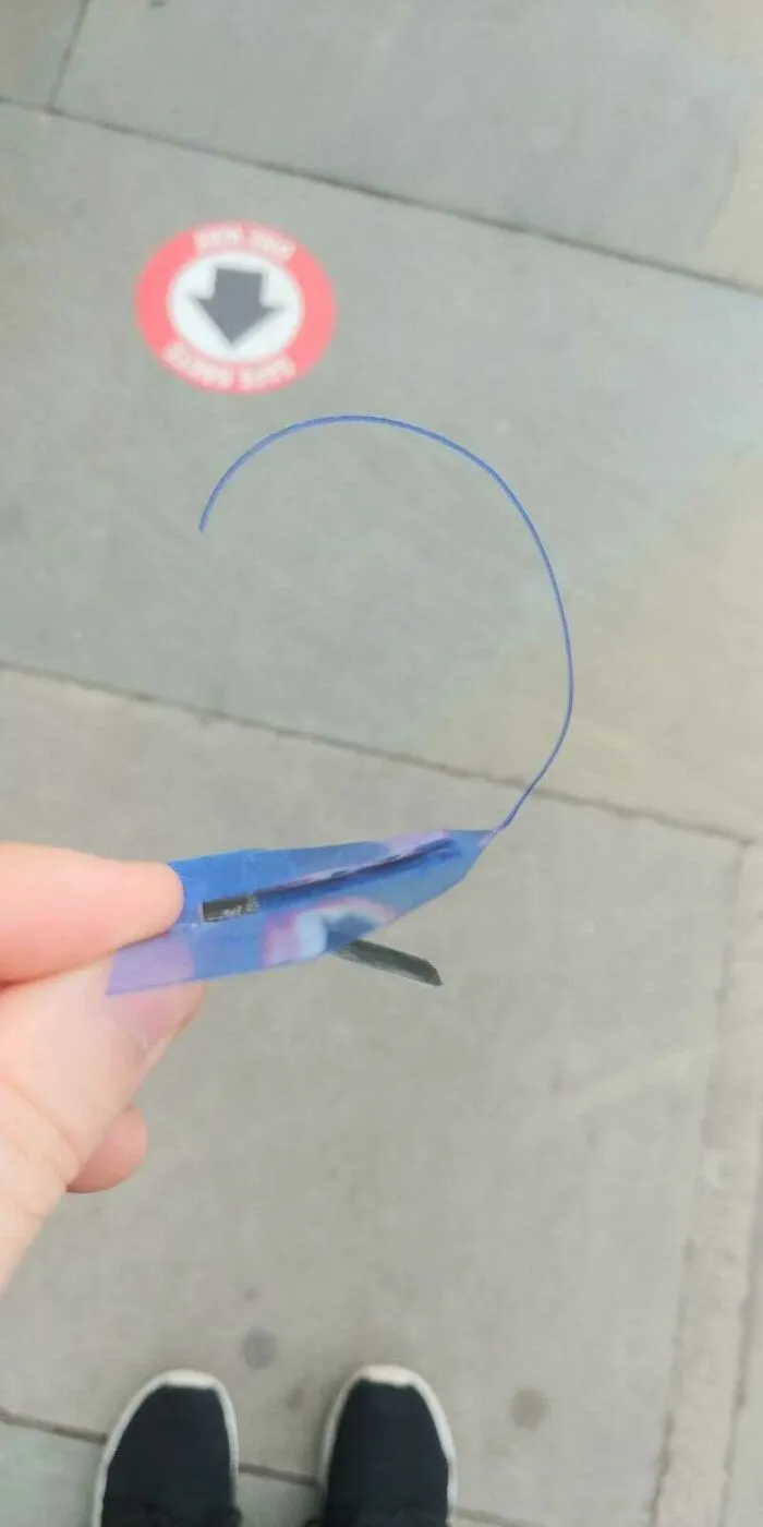 Un pequeño dispositivo de plástico y metal, encontrado en la ranura para tarjetas de un cajero automático