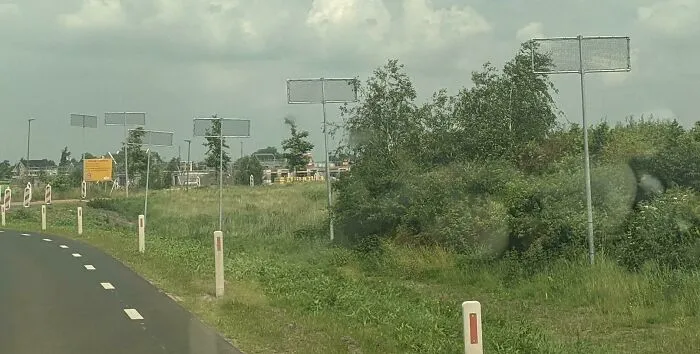 Postes con redes en la parte superior en el lado de la calle en los Países Bajos