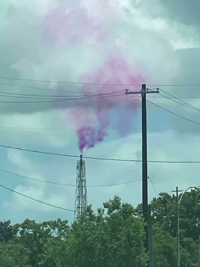 Sé que esto no es exactamente un objeto, pero esperaba que ustedes pudieran ayudarme. ¿Qué es este humo púrpura?
