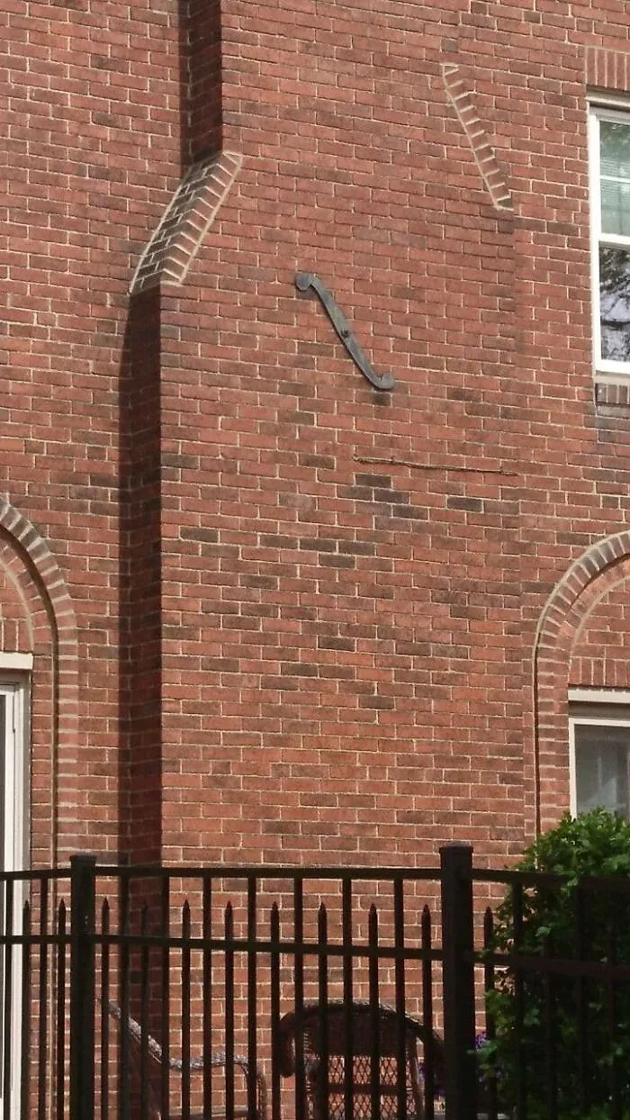 ¿Qué es este adorno metálico en forma de S en esta casa?