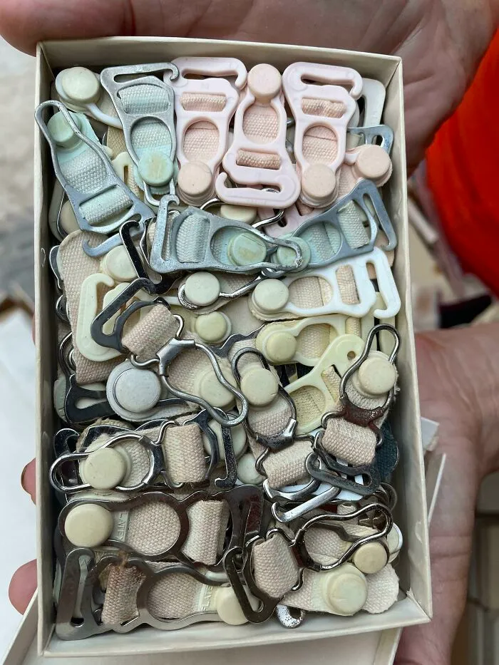 Metal, Plastic, And Canvas-Looking Fabric Clips. They Are A Few Inches Long And Some Say Flatex