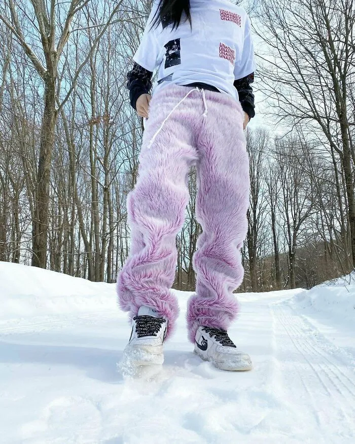 Convertí una manta de una tienda de segunda mano en estos ridículos pantalones