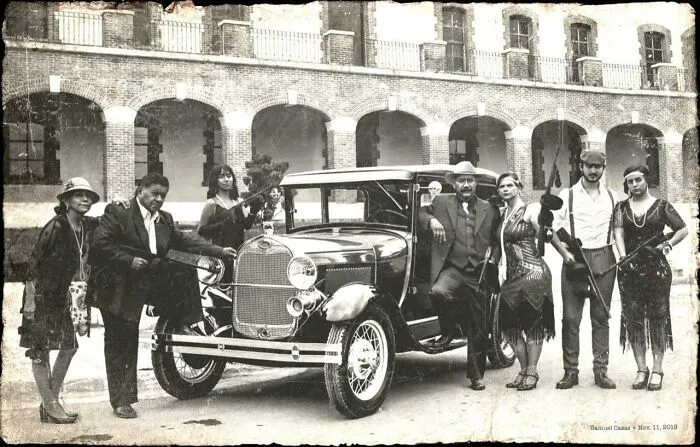 Mi padre restauró un Ford Modelo A de 1929 después de 40 años de espera. Ayudamos en el transcurso de 3 años, y edité esta foto para que pareciéramos gángsters de los años 20