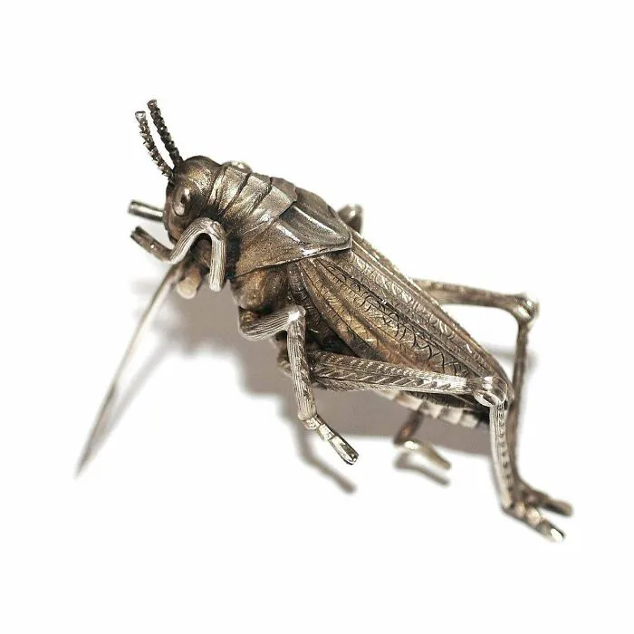 Normalmente colecciono joyas contemporáneas, pero no pude resistirme a este broche de plata dorada de la época victoriana. Fue fabricado en Filadelfia y data de alrededor de 1880. El detalle y la construcción son sorprendentes para mí